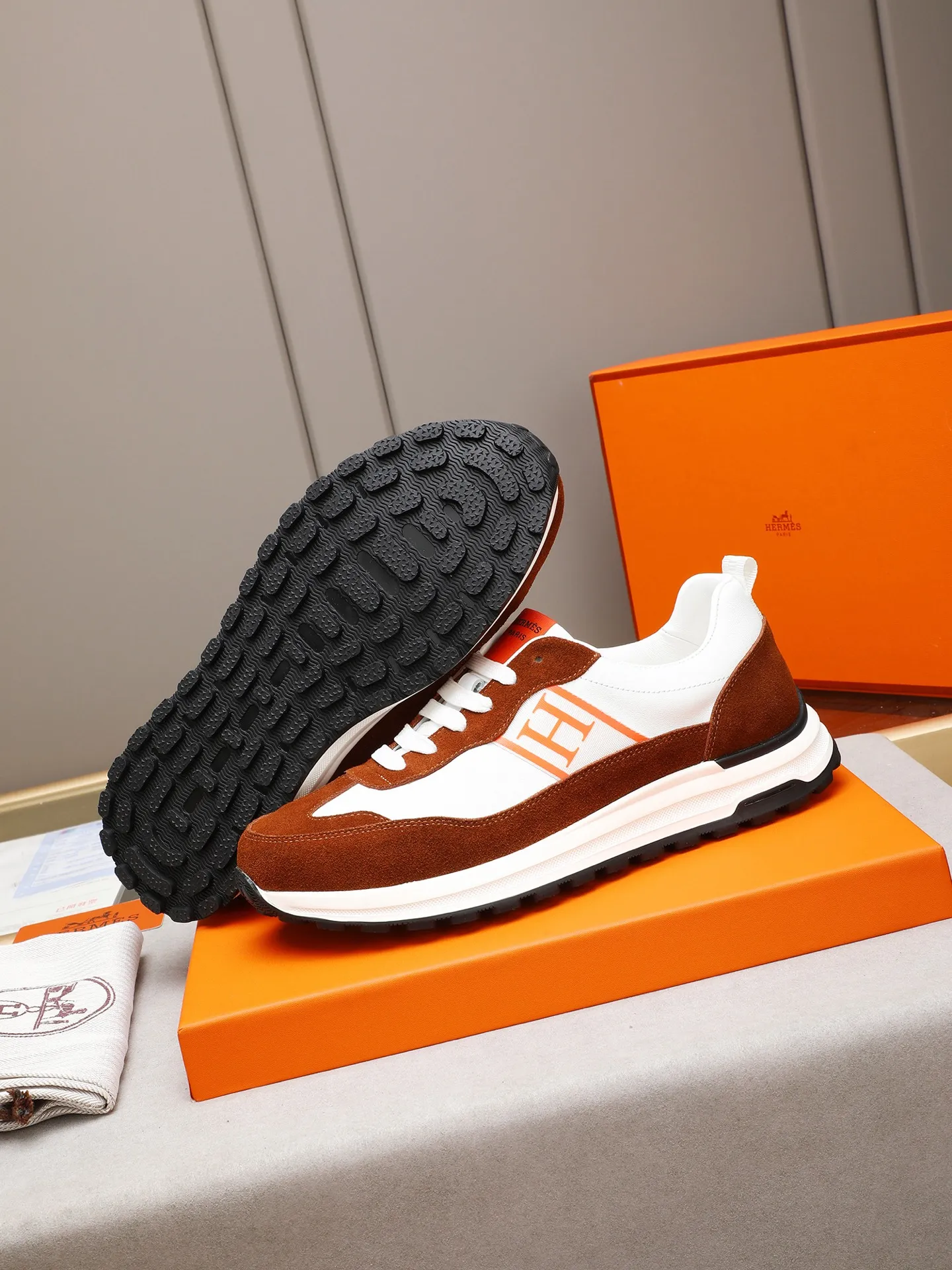 📛📛📛Men's shoes💰P420 (Hermes)🆕Men's color-blocked sneakers, with textured calfskin details. Spliced ​​with original cowhide, this shoe draws inspiration from the equestrian world, integrating technical details and practical functions. Breathable sheep lining, original combination outsole, high-end quality, and every detail is perfectly combined! Size: 38-44 (45 can be customized)